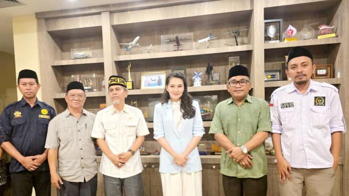 KUNJUNGAN - Foto bersama Sultan Ternate Hidayatull Sjah dengan Gubernur Maluku Utara Sherly Laos didampingi perangkat adat kesultanan Ternate, Senin (29/7/2025).