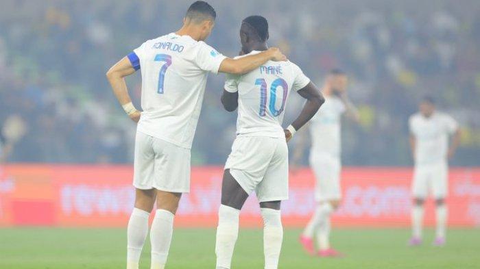 Cristiano Ronaldo dan Sadio Mane saat Al Nassr menaklukkan Al Ittihad dengan skor 5-2 pada Selasa (26/12/2023) malam waktu setempat, dalam laga Matchday 17 Liga Pro Saudi 2023-2024 di di Prince Abdullah al-Faisal Stadium.