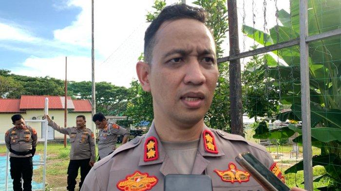 TAMBANG - Kapolres Halmahera Selatan, Maluku Utara, AKBP Hendra Gunawan ketika menjelaskan penyelidikan tambang emas ilegal, Selasa (29/4/2025).