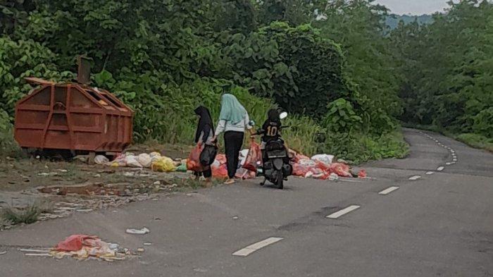 MASALAH: Tampak sampah berserakan di bahu jalan Pasar Rakyat Jiko Mobon, Desa Soagimalaha, Kecamatan Kota Maba, Halmahera Timur, Maluku Utara, Minggu (13/7/2025)