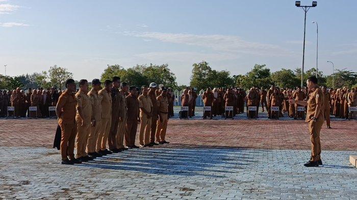 SANKSI - Sekda Halmahera Timur, Maluku Utara, Ricky Chairul Richfat berikan teguran keras kepada pegawai yang diduga tidak disiplin serta beri hukum hormat Bendera di depan Kantor Bupati, Senin (30/6/2025).