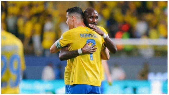 Seko Fofana berangkulan dengan Cristiano Ronaldo