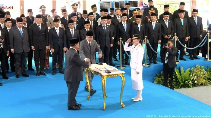 PELANTIKAN SHERLY LAOS - Potret momen saat Gubernur Maluku Utara Sherly Laos menandatangani berita acara pelantikan kepala daerah di depan Presiden RI Prabowo Subianto, Kamis (20/2/2025)