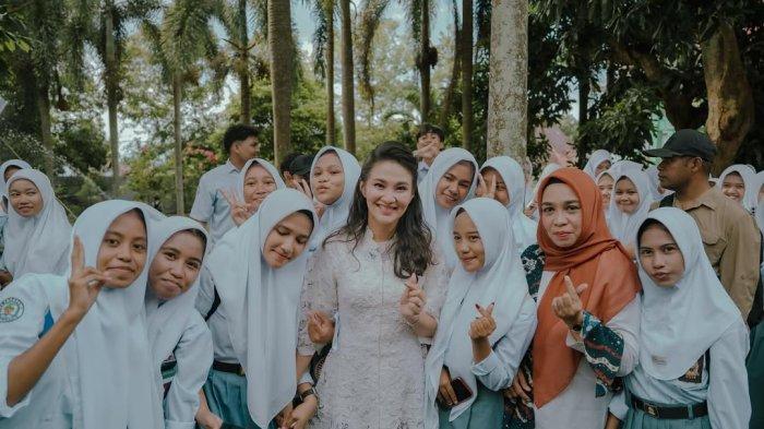 GENERASI MUDA MALUT - Foto bersama Gubernur Maluku Utara Sherly Laos dan para siswi saat turun ke SMA Negeri 4 Ternate untuk rayakan hari Kartini, Senin (21/4/2025). Sherly Laos dan tim turun beri sosialisasi pencegahan kekerasan dan pelecehan seksual pada anak. Minta para siswa jaga diri serta jaga masa depan. Foto diunduh dari dok instagram @s_tjo, Rabu (23/4/2025).