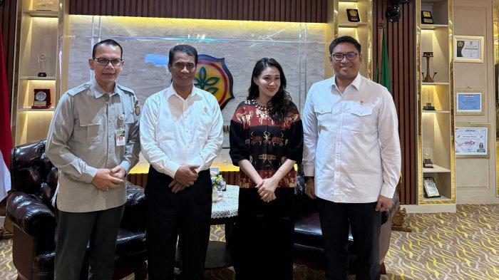 PERTANIAN - Menteri Pertanian Andi Amran Sulaiman (kedua kiri), Wakil Menteri Pertanian Sudaryono (kanan), menerima kunjungan kerja Gubernur Maluku Utara Sherly Laos atau Sherly Tjoanda (kedua kiri), Senin (3/3/2025). Gubernur Sherly Laos Sempatkan waktu ketemu Menteri Pertanian di Jakarta sebelum kembali bertugas.