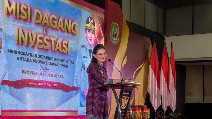 PROGRAM - Foto Gubernur Maluku Utara Sherly Laos, saat beri sambutan di kegiatan Misi Dagang antara Jawa Timur - Maluku Utara di Hotel Bela Ternate, Rabu (12/3/2025) hari ini