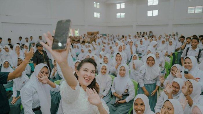 SELF IMPROVEMENT - Gubernur Maluku Utara Sherly Laos foto bersama para siswa saat turun ke SMA Negeri 4 Ternate untuk rayakan hari Kartini, Senin (21/4/2025). Foto diunduh dari dok instagram @s_tjo, Rabu (23/4/2025).