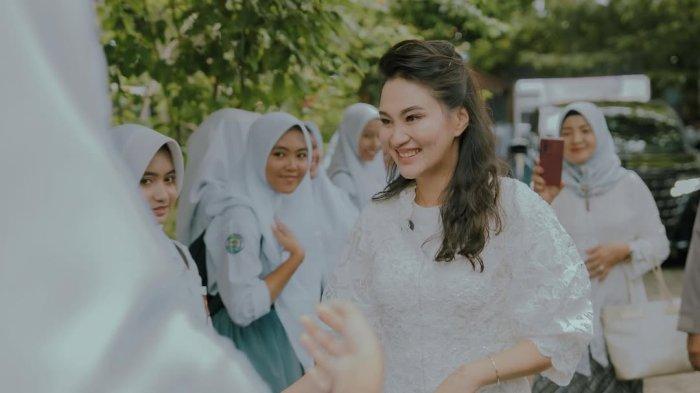 SELF IMPROVEMENT - Gubernur Maluku Utara Sherly Laos saat turun ke SMA Negeri 4 Ternate untuk rayakan hari Kartini, Senin (21/4/2025). Foto diunduh dari dok instagram @s_tjo, Rabu (23/4/2025).