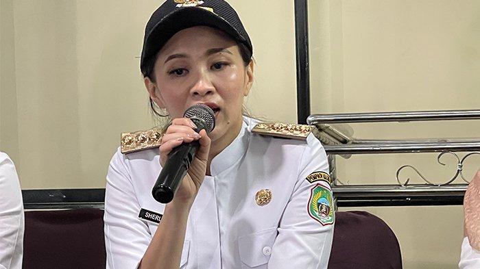PROGRAM - Gubernur Maluku Utara Sherly Laos saat konferensi pers di Bela Hotel Ternate, Maluku Utara, Rabu (5/3/2025). Sherly Laos memaparkan program prioritas di 100 hari kerja bersama Wakil Sarbin Sehe.