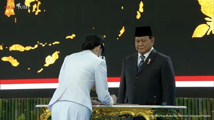 PELANTIKAN SHERLY LAOS - Potret momen saat Gubernur Maluku Utara Sherly Laos maju sebagai perwakilan untuk menandatangani berita acara pelantikan kepala daerah, Kamis (20/2/2025).