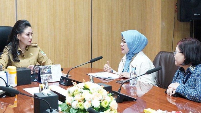 BPJS KESEHATAN - Gubernur Maluku Utara Sherly Laos,  Deputi Direksi BPJS Kesehatan Wilayah X Sofyeni dan Kepala BPJS Kesehatan Cabang Ternate Meryta O. Rondonuwu dalam pembahasan percepatan Universal Health Coverage (UHC) prioritas untuk masyarakat Maluku Utara, di kantor Gubernur, Sofifi, Selasa (22/4/2025).