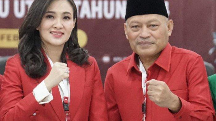 SHERLY TJOANDA - Gubernur Maluku Utara terpilih Sherly Tjoanda dan Wakil Gubernur Maluku Utara terpilih Sarbin Sehe, menggunakan baju merah saat menghadiri rapat pleno terbuka di KPU Maluku Utara Kamis (6/2/2025) kemarin di Sofifi, (Foto : Sherly Tjoanda)