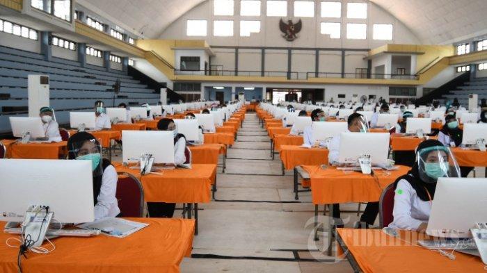 ILUSTRASI SKD CPNS 2021 - Dalam foto: Peserta seleksi kompetisi bidang (SKB) bagi CPNS Pemkot Surabaya bersiap mengikuti tes di GOR Pancasila, Kota Surabaya, Jawa Timur, Selasa (22/9/2020).