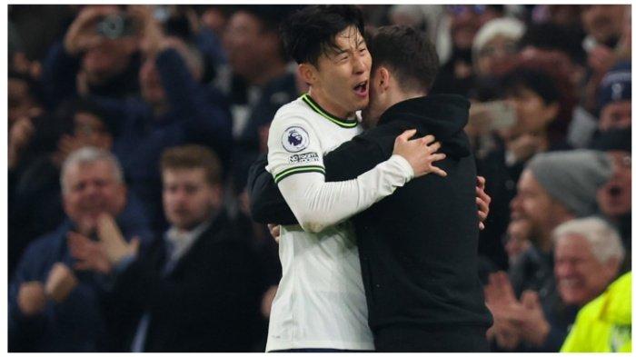 Pemain depan Tottenham Hotspur, Son Heung-min, dipeluk pelatih interim Ryan Mason.