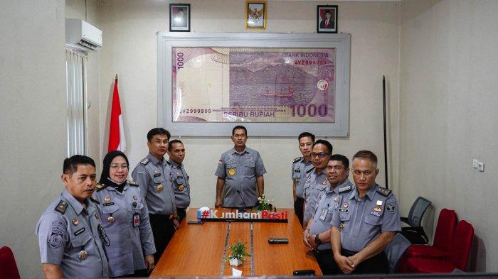 Para staff Kemenkumham Maluku Utara saksikan pelantikan secara viritual, Senin (18/11).
