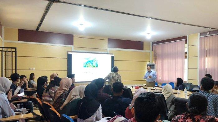 Suasana saat bedah buku 