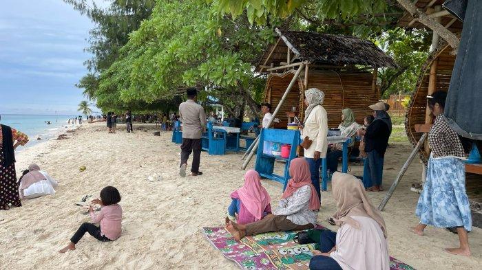 TANJUNG WAKA - Suasana wisata Tanjung Waka, di Desa Fatkauyon, Kecamatan Sulatimur, Kabupaten Kepulauan Sula, Maluku Utara, Rabu (2/4/2025). Kepulauan Sula memiliki jumlah 108 pulau. 