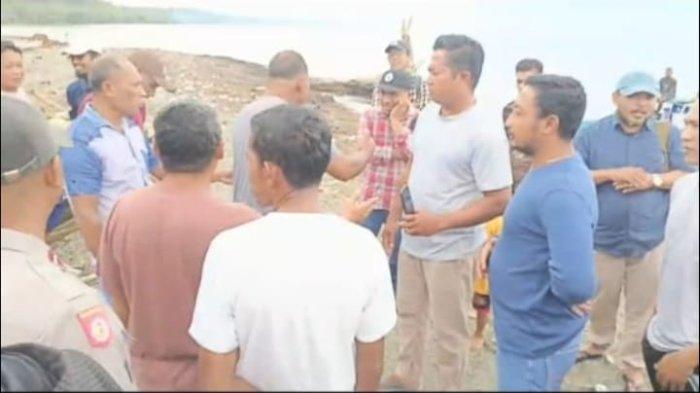 TAPAL BATAS - Sejumlah warga Desa Bobo, Kecamatan Obi Selatan, Kabupaten Halmahera Selatan, ditemui perwakilan PT IMS beberapa waktu lalu ketika ada perdebatan soal tapal batas antara Desa Bobo dan Fluk. Warga Bobo tegaskan tak ada penolakan terhadap PT IMS, Rabu (12/2/2025). (Foto : Warga)