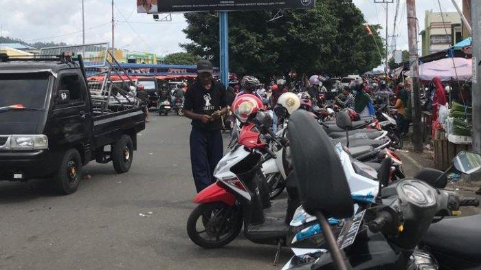 PARKIR LIAR: Parkiran liar sepanjang bahu jalan depan Pasar Higienis Bahari Berkesan, Kota Ternate, Kamis (7/4/2022), mengganggu aktivitas pengguna jalan.