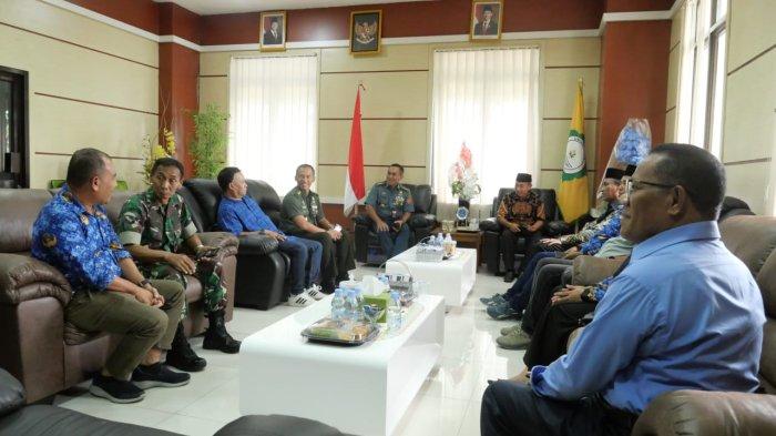 Pertemuan Tim Universitas Pertahanan dengan Rektor Unkhair Ternate Ridha Ajam serta para Wakil Rektor saat melakukan survei dan peninjauan lokasi tes untuk wilayah Maluku Utara di Universitas Khairun (Unkhair) Ternate, Kampus II, Kelurahan Gambesi, Kecamatan Ternate Selatan, Kota Ternate, Maluku Utara, Jumat (17/1)