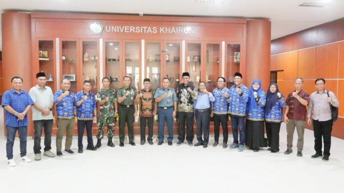 Foto bersama. Tim Universitas Pertahanan dengan Rektor Unkhair Ternate Ridha Ajam serta para Wakil Rektor saat melakukan survei dan peninjauan lokasi tes untuk wilayah Maluku Utara di Universitas Khairun (Unkhair) Ternate, Kampus II, Kelurahan Gambesi, Kecamatan Ternate Selatan, Kota Ternate, Maluku Utara, Jumat (17/1)