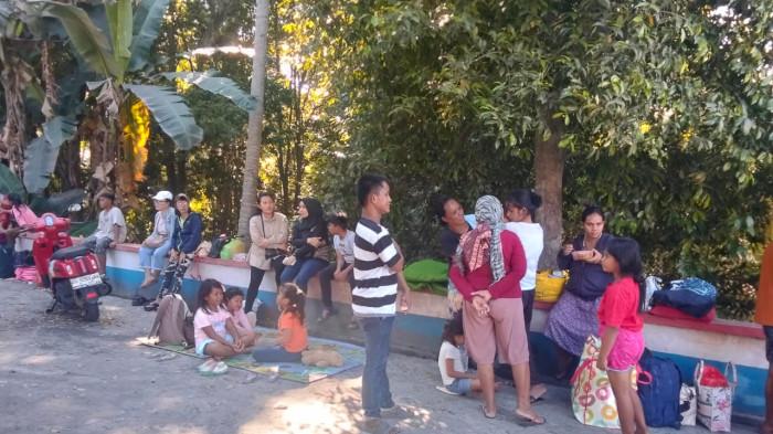 POTENSI TSUNAMI - Tampak beberapa warga Halmahera Utara yang mengungsi secara mandiri
