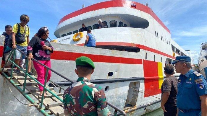 Kapal Al-Sudais yang angkut ratusan Warga Jailolo untuk belanja baju Natal di Manado, Sulawesi Utara, Senin (23/12/2024).