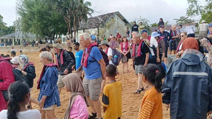 WISATAWAN: Puluhan wisatawan mancanegara tiba di Desa Bobong, Pulau Taliabu, Maluku Utara menggunakan Kapal Pesiar Heritage Adventurer, Minggu (22/6/2025)