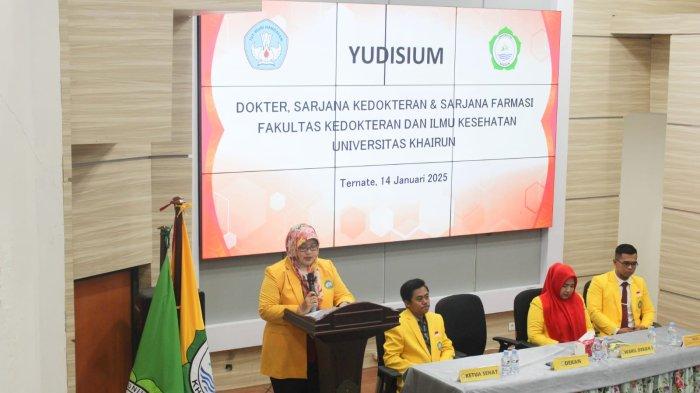 Dekan FKIK Unkhair Ternate, dr. Liasari Armaijn, M.Kes, dalam sambutannya di acara yudisium Fakultas Kedokteran dan Ilmu Kesehatan (FKIK) Universitas Khairun (Unkhair), di Gedung Kuliah Bersama FKIK Unkhair, Kampus 2, Keluarahan Gambesi, Kota Ternate, Maluku Utara, Selasa (14/1/2025).