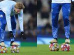 Gelandang-Manchester-City-Kevin-De-Bruyne-iseng-berdiri-di-atas-dua-bola-saat-sesi-latihan.jpg