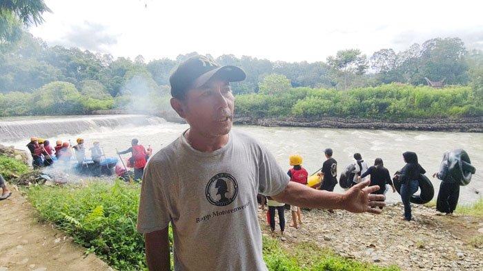 FUN RAFTING  - Salah satu pengelola Fun Rafting di Sadan Tobarana, Surya, saat diwawancarai objek wisata air To' Barana, Toraja Utara, Sulsel, Sabtu (1/2/2025) lalu.  Fun Rafting merupakan salah satu wahana yang ditawarkan dalam obwis air To Barana.