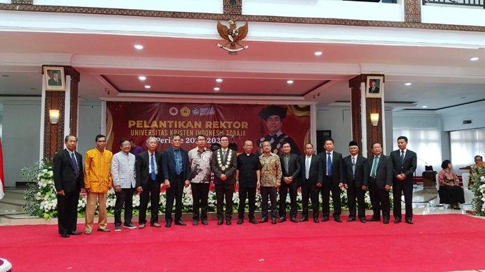 FOTO BERSAMA - Prof Dr Oktavianus Pasolora berfoto bersama pengurus YPTKM usai dilantik sebagai Rektor UKI Toraja periode 2025-2030 di Aula Kampus 1 UKI Toraja Jl Jenderal Sudirman Nomor 9, Bombongan, Kecamatan Makale, Tana Toraja, Sulsel, Rabu (5/2/2025) siang. Prof Oktavianus dilantik sebagai Rektor UKI Toraja oleh Ketua Yayasan Perguruan Tinggi Kristen Makale (YPTKM), Yulianus Sampe.
