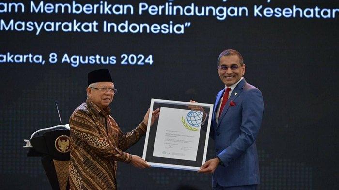 Momen Wakil Presiden RI, Ma'Ruf Amin, menerima pengakuan internasional dari International Social Security Association (ISSA), Mohammed Azman, atas capaian Universal Health Coverage (UHC) tahun 2024 di 33 provinsi dan 460 kabupaten/kota di Indonesia, termasuk Tana Toraja.
