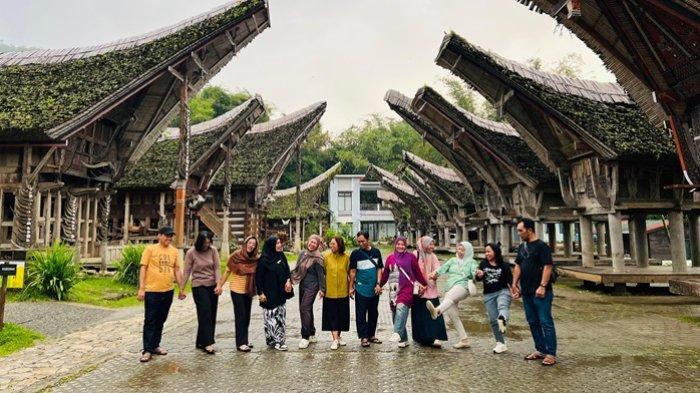 KE'TE KESU' - Alumni Smansa  Palopo berfoto bersama di objek wisata Ke'te Kesu', Toraja Utara, Sabtu (12/4/2025).