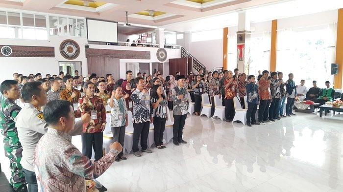 Suasana proses pelantikan dan pengambilan sumpah 95 orang anggota terpilih PPK untuk Pilkada 2024 oleh KPU Tana Toraja di Aula Hotel Grand Metro, Makale, Kamis (16/5/2024).