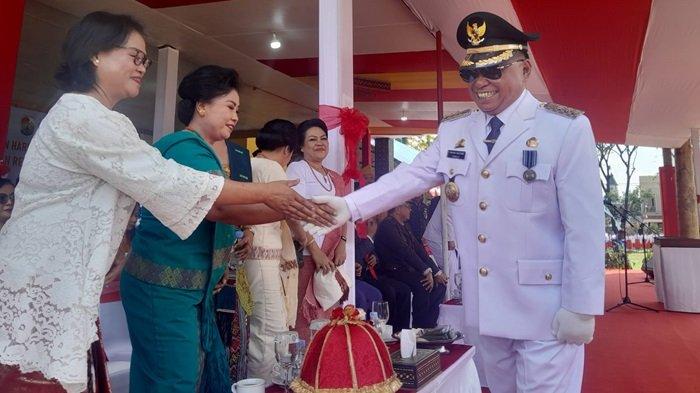 Bupati Toraja Utara, Yohanis Bassang, menyalami tamu undangan usai memimpin Upacara Bendera HUT ke-79 RI di Lapangan Bakti Rantepao, Sabtu (17/8/2024).