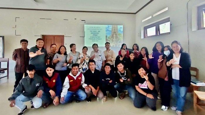 Tim penyusun buku PPKD Toraja Utara bersama ketua Pdt Dr Johana R Tangirerung.