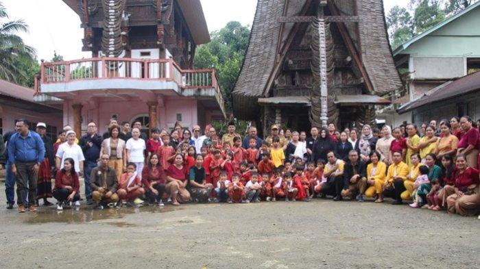 KOPERASI FILIPINA - Wakil Bupati Toraja Utara, Andrew Branch Silambi, berfoto bersama delegasi Cooperative Development Authority (CDA) of Philippines dan anggota Komunitas Palea Tantanan di Tongkonan Sakaraeng dan Tongkonan Ne' Siang, Kelurahan Tantanan, Kecamatan Tallunglipu, Selasa (24/6/2025). Kunjungan ini untuk studi banding di Komunitas Palea Tantanan binaan CU Sauan Sibarrung.