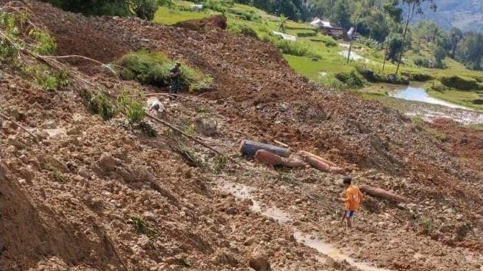 LONGSOR TIMBUN PATANE - Warga mengevakuasi jenazah dari Patene yang rusak diterjang tanah longsor di Lembang (Desa) Lo'ko Uru, Kecamatan Rindingallo, Toraja Utara, Sulsel, Selasa (25/2/2025). Masih ada 12 jenazah yang belum ditemukan.