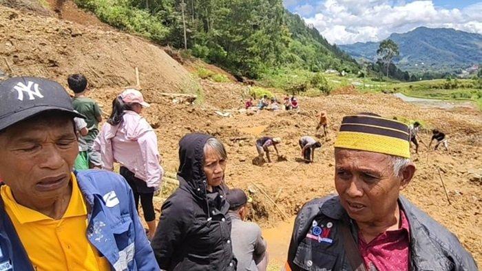 PRISESI ADAT - Isak Kakkung (pakai peci), salah satu tokoh adat Lembang Lo'ko Uru, Kecamatan Rindingallo, Toraja Utara, Sulsel, saat diwawancarai mengenai perkembangan pencarian 12 jenazah yang tertimbun material longsor, Rabu (26/2/2025) siang. Isak Kakkung mengatakan, jika semua jenazah berhasil ditemukan, maka akan dilakukan ritual adat dengan pemotongan babi.