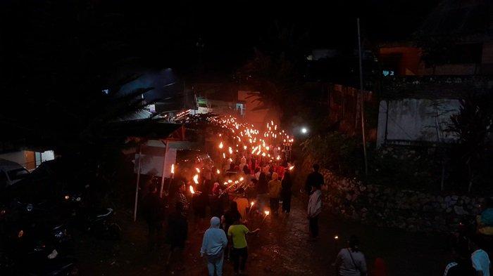 Pemuda Toraja Bawa Obor Gas untuk Merayakan Paskah