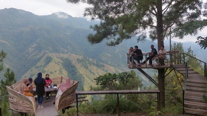 Pengunjung menikmati suasana alam di objek wisata Dante Pine, Kabupaten Enrekang.