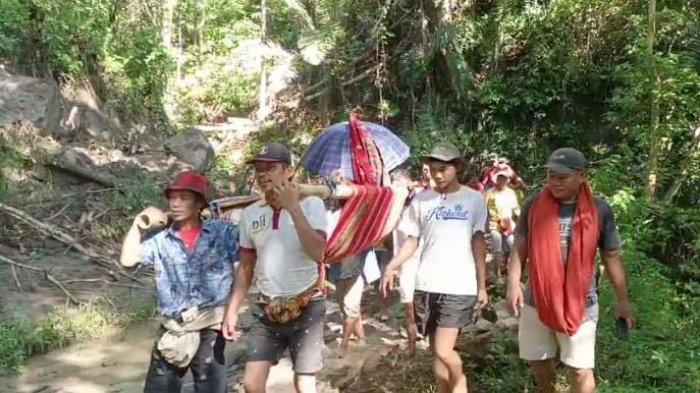 Longsor menutup jalan poros menuju Lembang (Desa) Makkodo, Kecamatan Simbuang, Kabupaten Tana Toraja, Sulawesi Selatan, beberapa waktu lalu membuat warga sakit harus ditandu sejauh 8 kilometer.