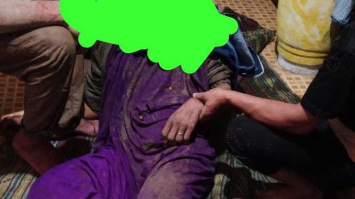 Salah satu warga korban longsor di Pango-pango, berhasil dievakuasi, Sabtu (13/4/24) malam.