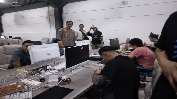 Polisi tangkap Warga Negara Asing (WNA) asal China di beberapa lokasi di Kota Batam terkait kasus love scamming.
