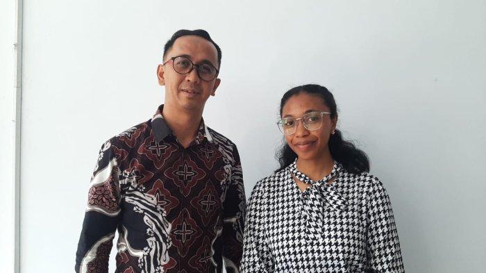 Mahasiswi asal Madagaskar, Maminiaina Andosoa Faniriana (baju belang putih-hitam) didampingi Kepala Urusan Internasional UKI Toraja, Dr Roni La'biran, M Pd.