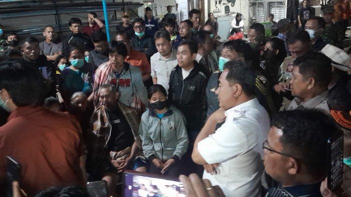 Pj Gubernur Sulsel, Bahtiar, menemui keluarga korban longsor di RSUD Lakipadada, Makale, Tana Toraja, Minggu (15/4/24) malam.