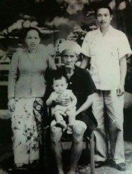 KELUARGA PONGMASANGKA - Yuli Maria Tangkeallo Ne' Linggi' (kiri) bersama sang suami, Ne' Kassa (berdiri kanan), Pong Massangka (duduk), dan Daniel Pongmasangka (dipangku oleh Pong Massangka).