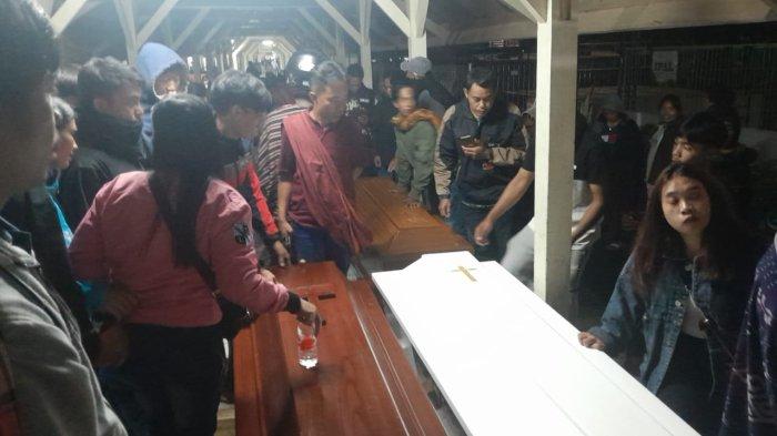 Ratusan keluarga korban longsor di Tana Toraja, Sulawesi Selatan, memenuhi ruang jenazah RSUD Lakipadada, Tana Toraja, Minggu (14/4/24) malam.