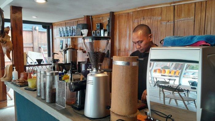 Owner Kopi Randan Uma, Tandilian Payung Allo menunjukkan kelihaiannya dalam meracik kopi kepada Tribun Toraja, Selasa (31/1/2023). 